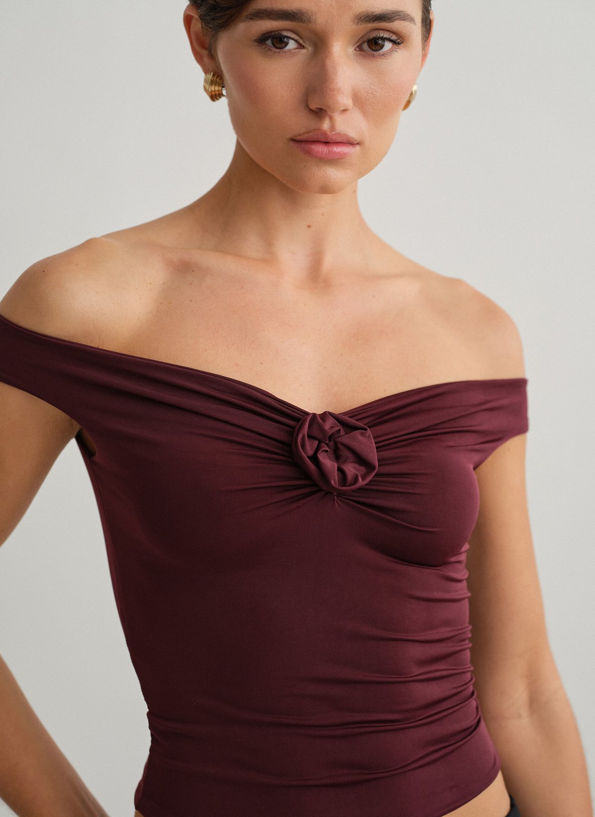 Γυναικείο off-shoulder τοπ με λεπτομέρεια λουλούδι