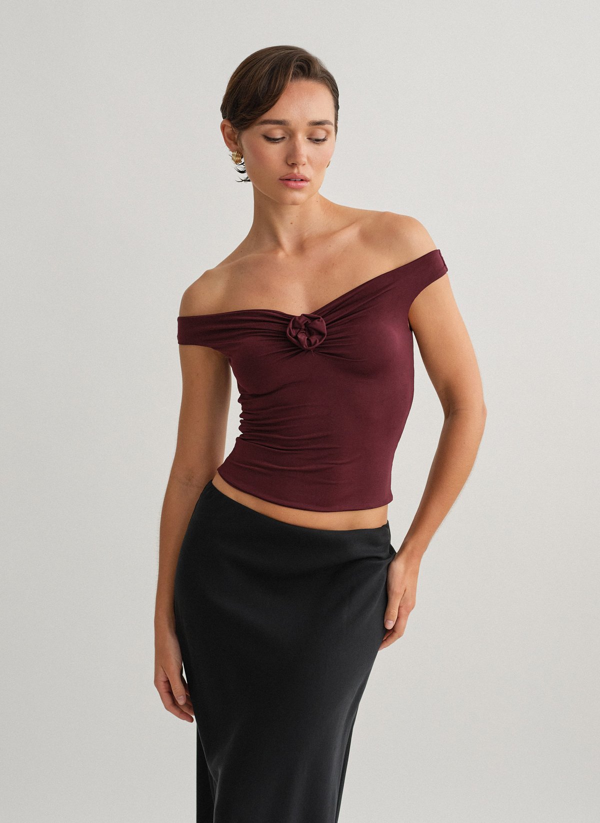 Γυναικείο off-shoulder τοπ με λεπτομέρεια λουλούδι