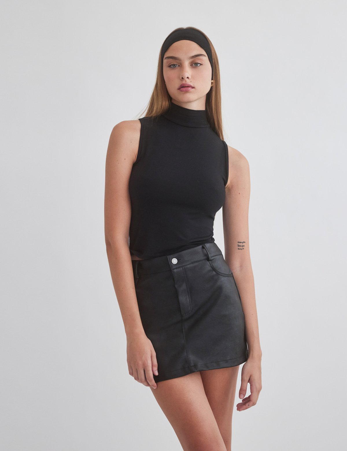 Μίνι φούστα με υφή δέρματος και τσέπες-3