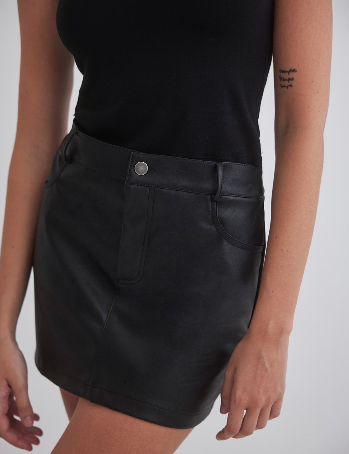 Μίνι φούστα με υφή δέρματος και τσέπες-4