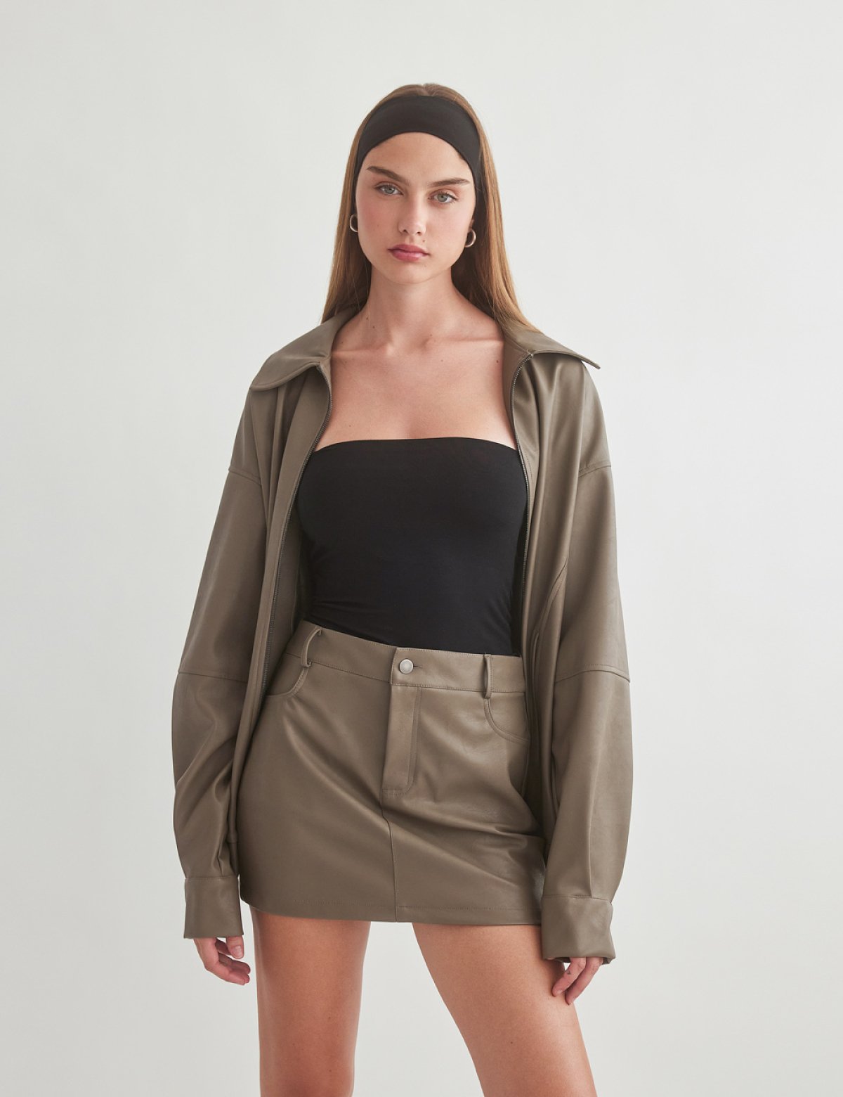 Μίνι φούστα με υφή δέρματος και τσέπες-8