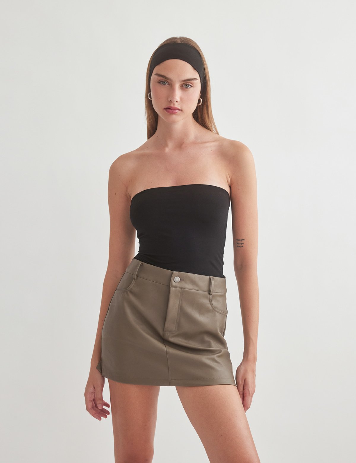 Μίνι φούστα με υφή δέρματος και τσέπες-5