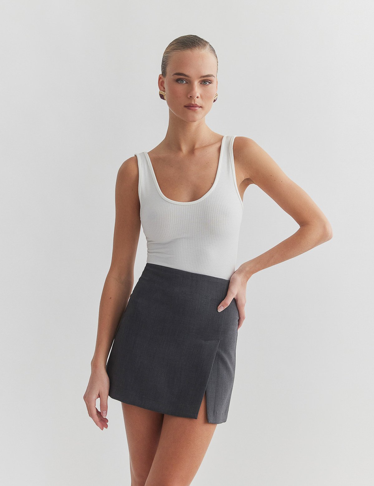 Γυναικεία υφασμάτινη μίνι φούστα με σκίσιμο