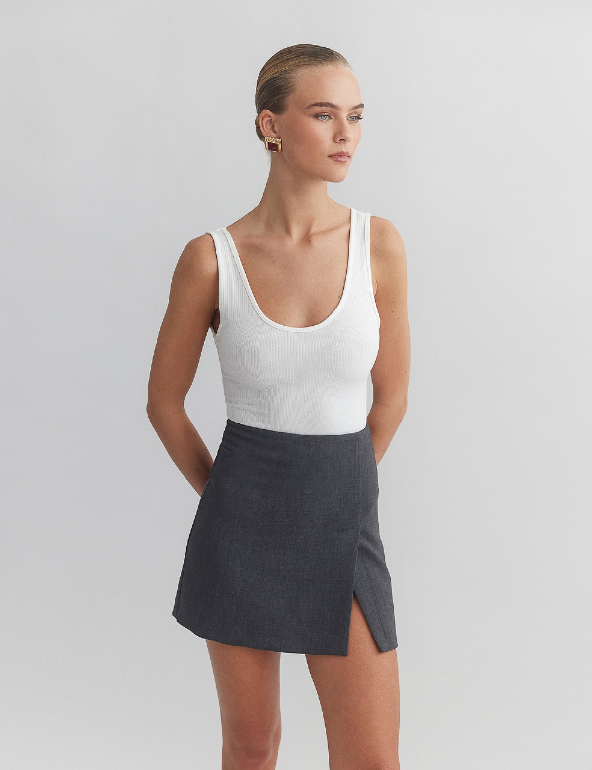 Γυναικεία υφασμάτινη μίνι φούστα με σκίσιμο