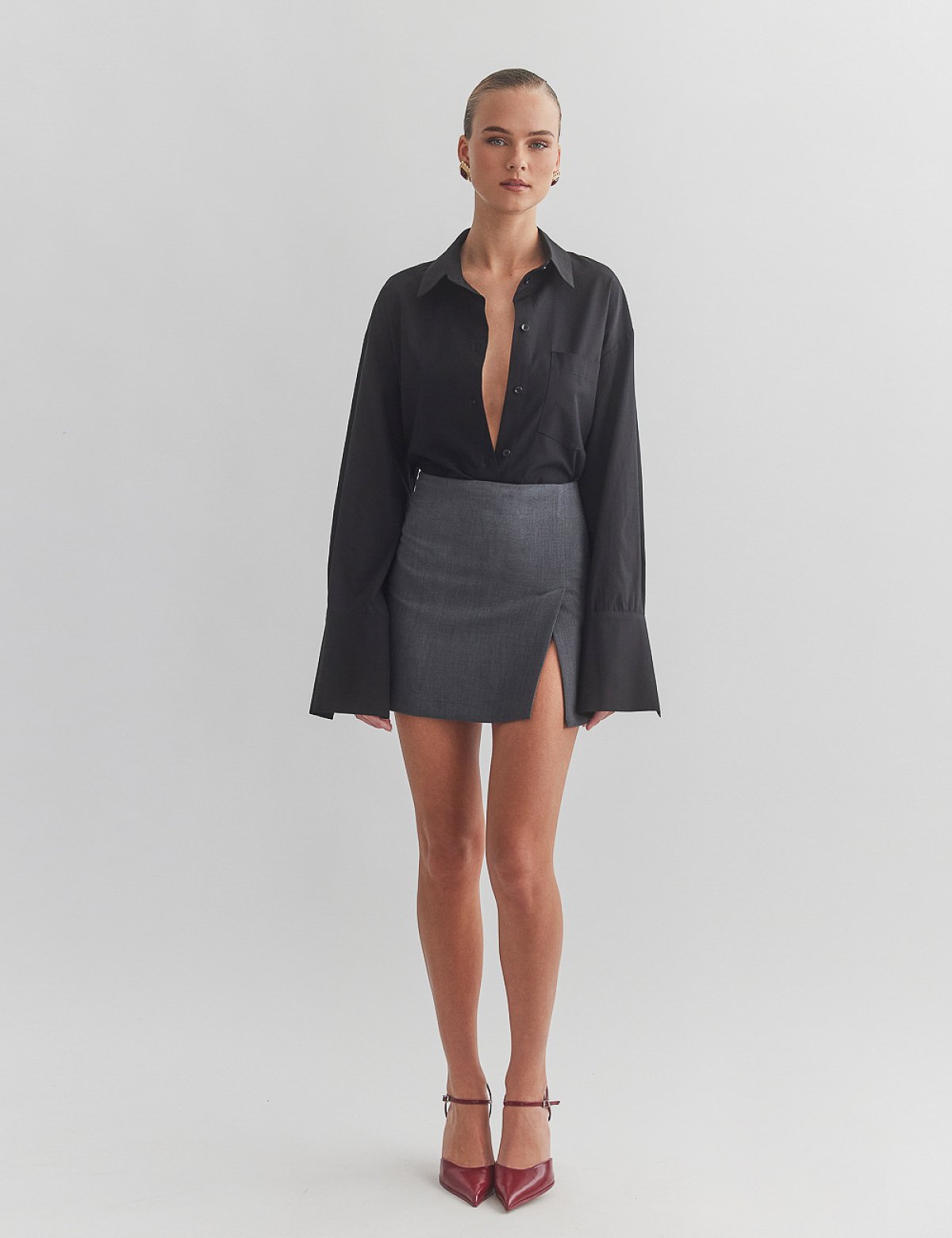 Γυναικεία υφασμάτινη μίνι φούστα με σκίσιμο