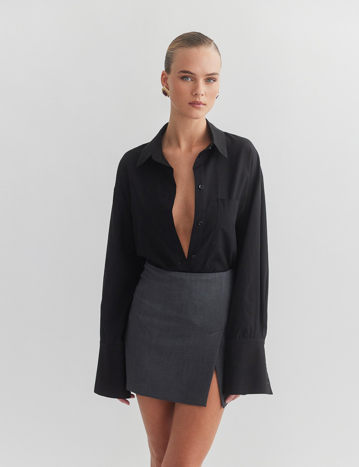 Γυναικεία υφασμάτινη μίνι φούστα με σκίσιμο