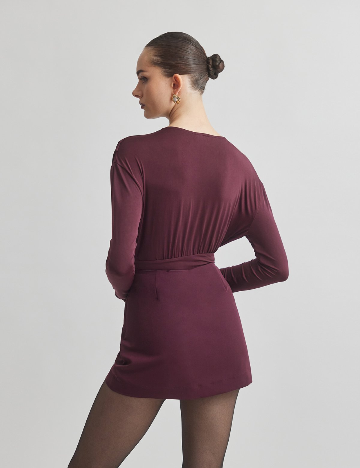 Γυναικείο μακρυμάνικο κορμάκι με ντεκολτέ V