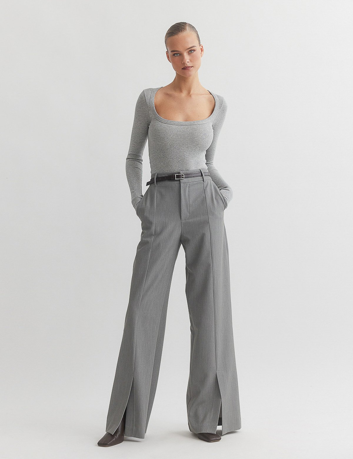 Γυναικείο υφασμάτινο παντελόνι με σκίσιμο