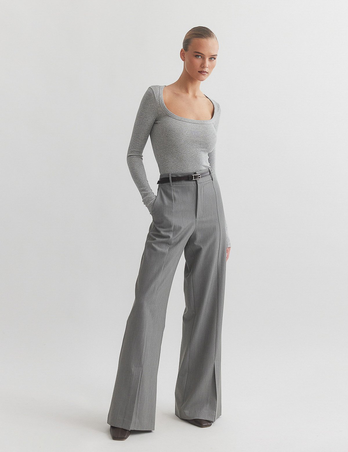 Γυναικείο υφασμάτινο παντελόνι με σκίσιμο