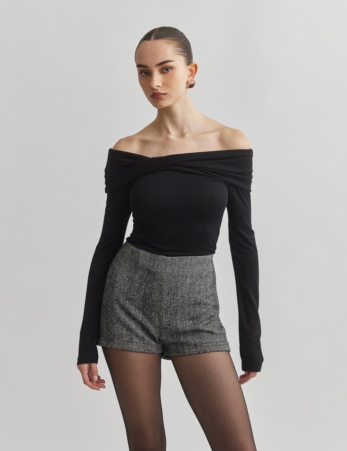 Γυναικεία off-shoulder μακρυμάνικη μπλούζα με ανεστραμμένη λαιμόκοψη