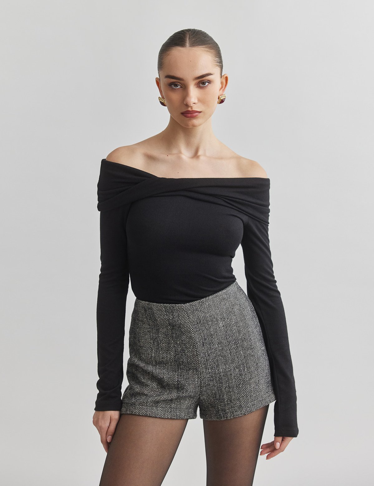 Γυναικεία off-shoulder μακρυμάνικη μπλούζα με ανεστραμμένη λαιμόκοψη