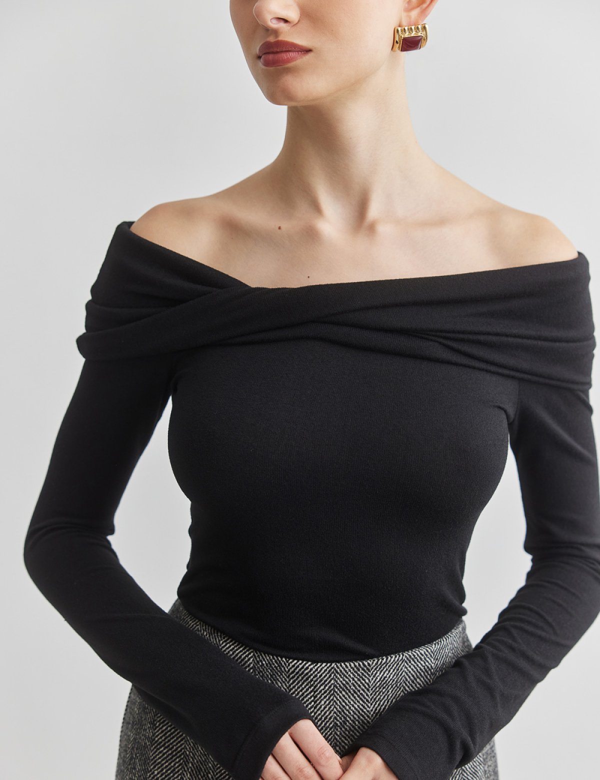 Γυναικεία off-shoulder μακρυμάνικη μπλούζα με ανεστραμμένη λαιμόκοψη