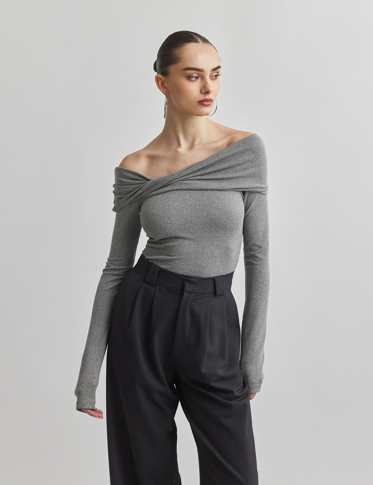 Γυναικεία off-shoulder μακρυμάνικη μπλούζα με ανεστραμμένη λαιμόκοψη