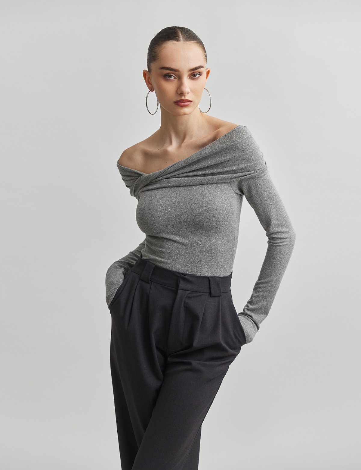 Γυναικεία off-shoulder μακρυμάνικη μπλούζα με ανεστραμμένη λαιμόκοψη