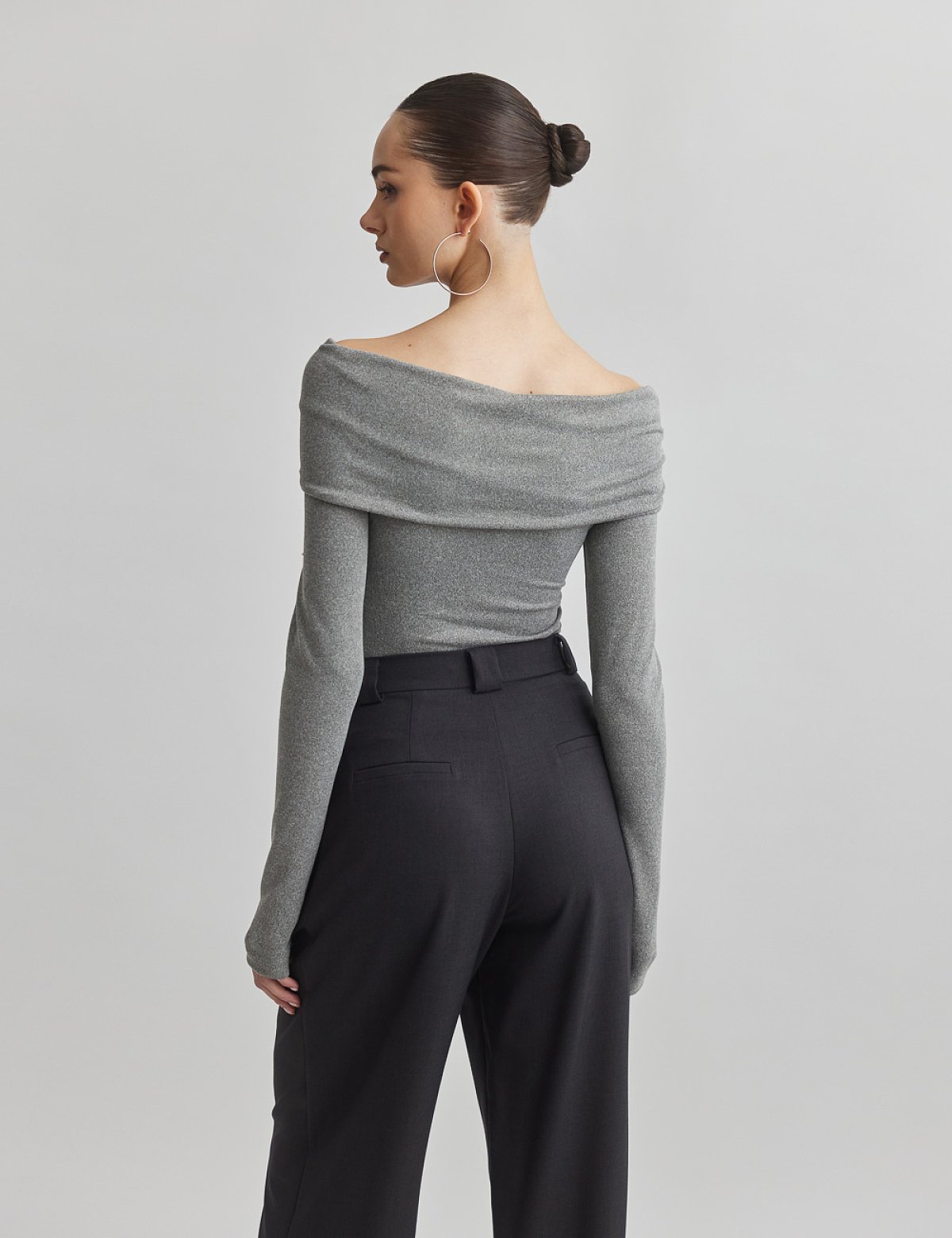 Γυναικεία off-shoulder μακρυμάνικη μπλούζα με ανεστραμμένη λαιμόκοψη