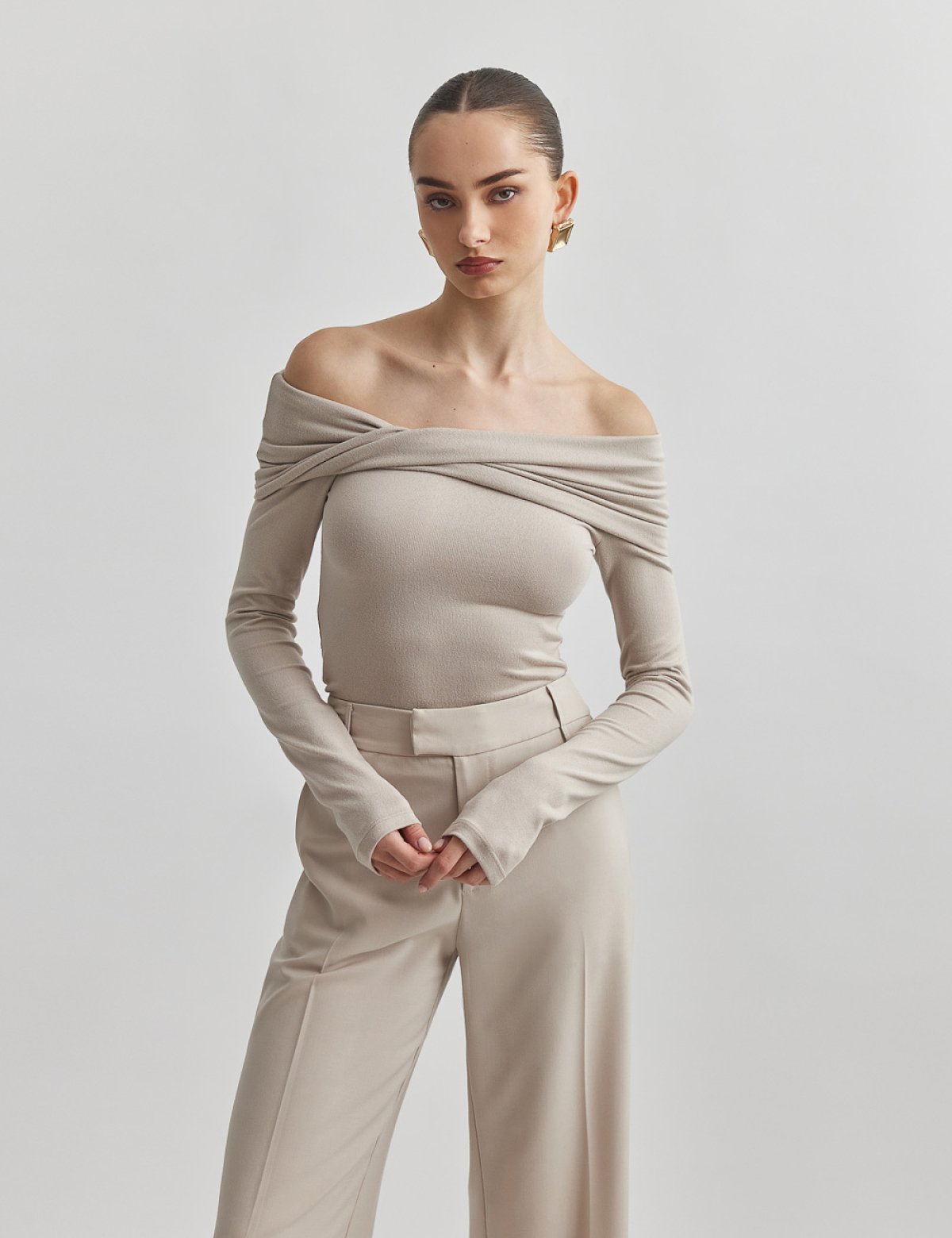 Γυναικεία off-shoulder μακρυμάνικη μπλούζα με ανεστραμμένη λαιμόκοψη