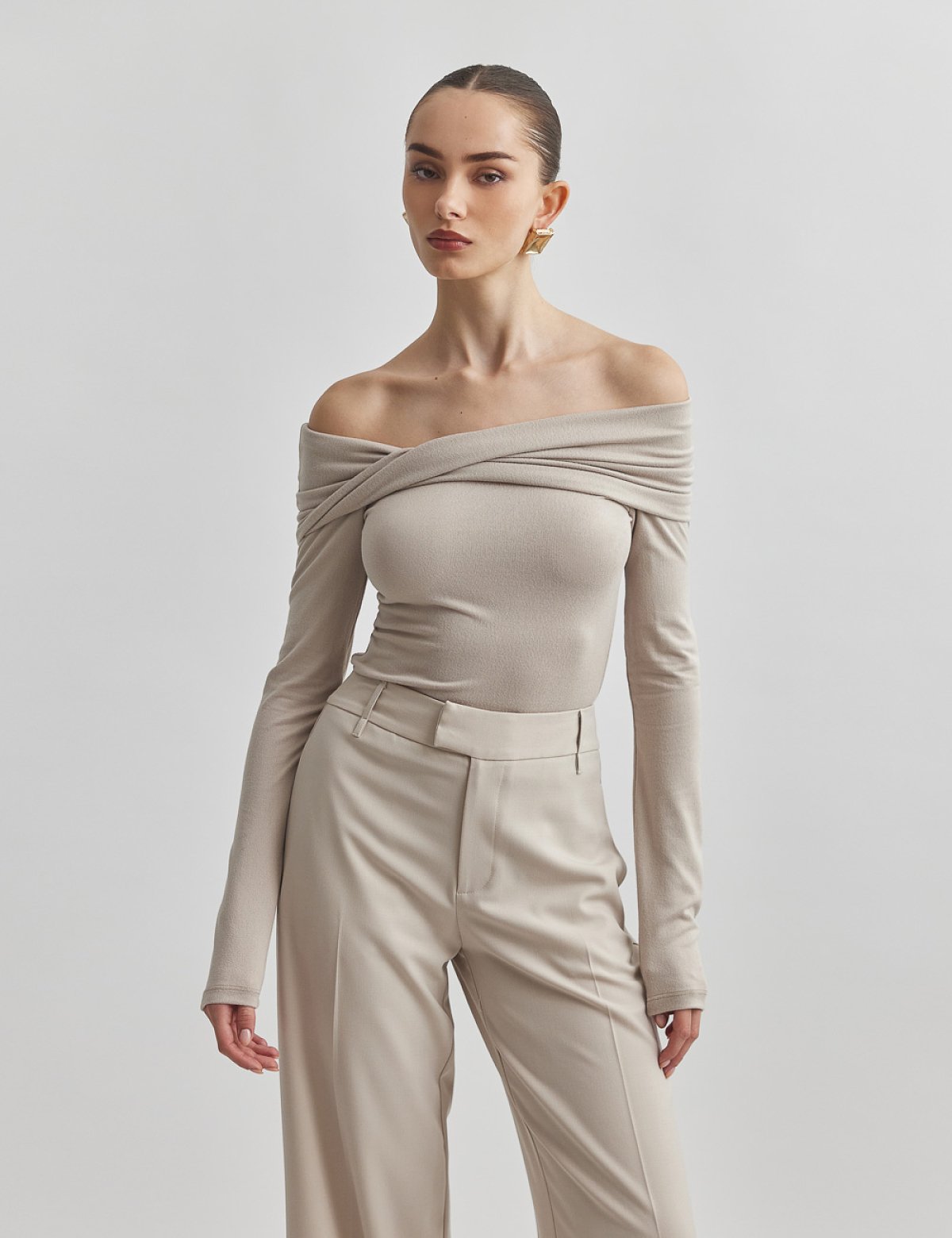 Γυναικεία off-shoulder μακρυμάνικη μπλούζα με ανεστραμμένη λαιμόκοψη