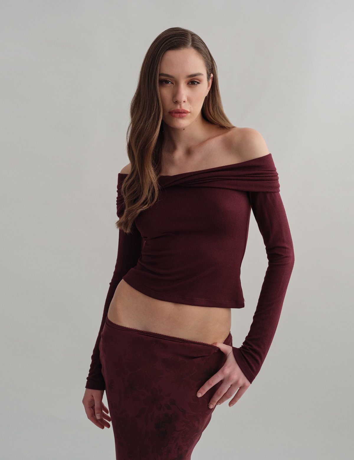 Γυναικεία off-shoulder μακρυμάνικη μπλούζα με ανεστραμμένη λαιμόκοψη