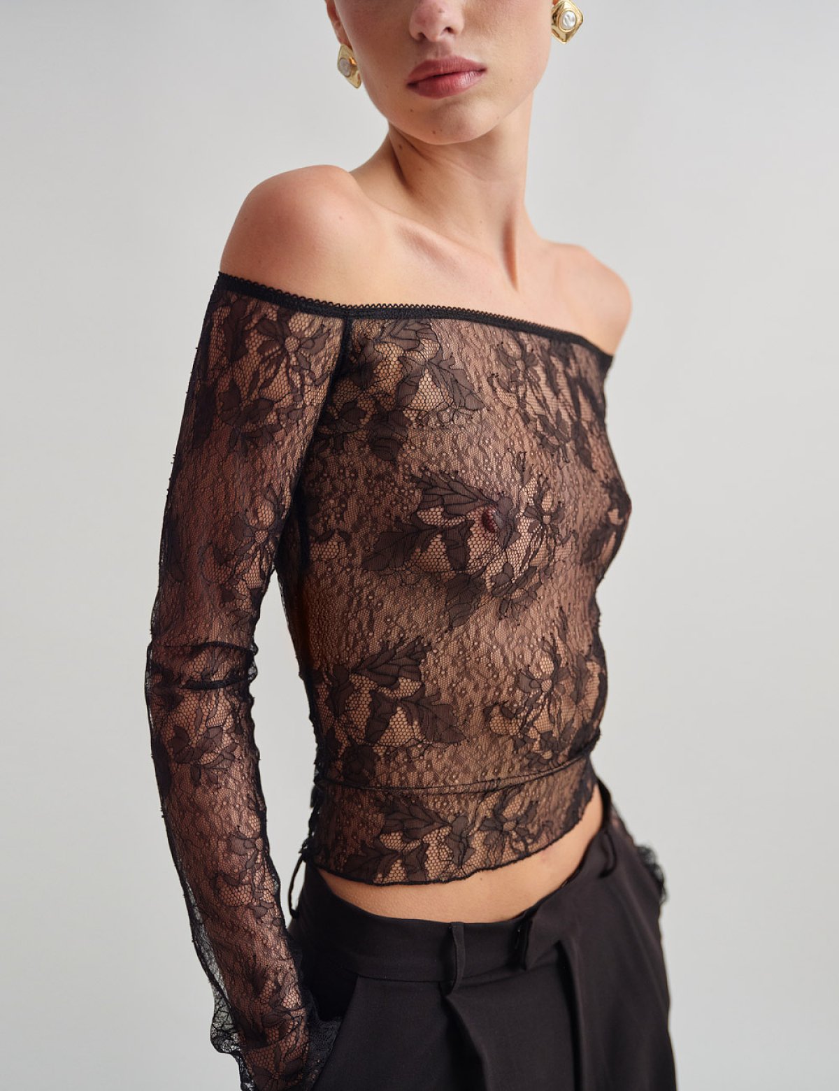 Γυναικείο μακρυμάνικο off-shoulder τοπ δαντέλα