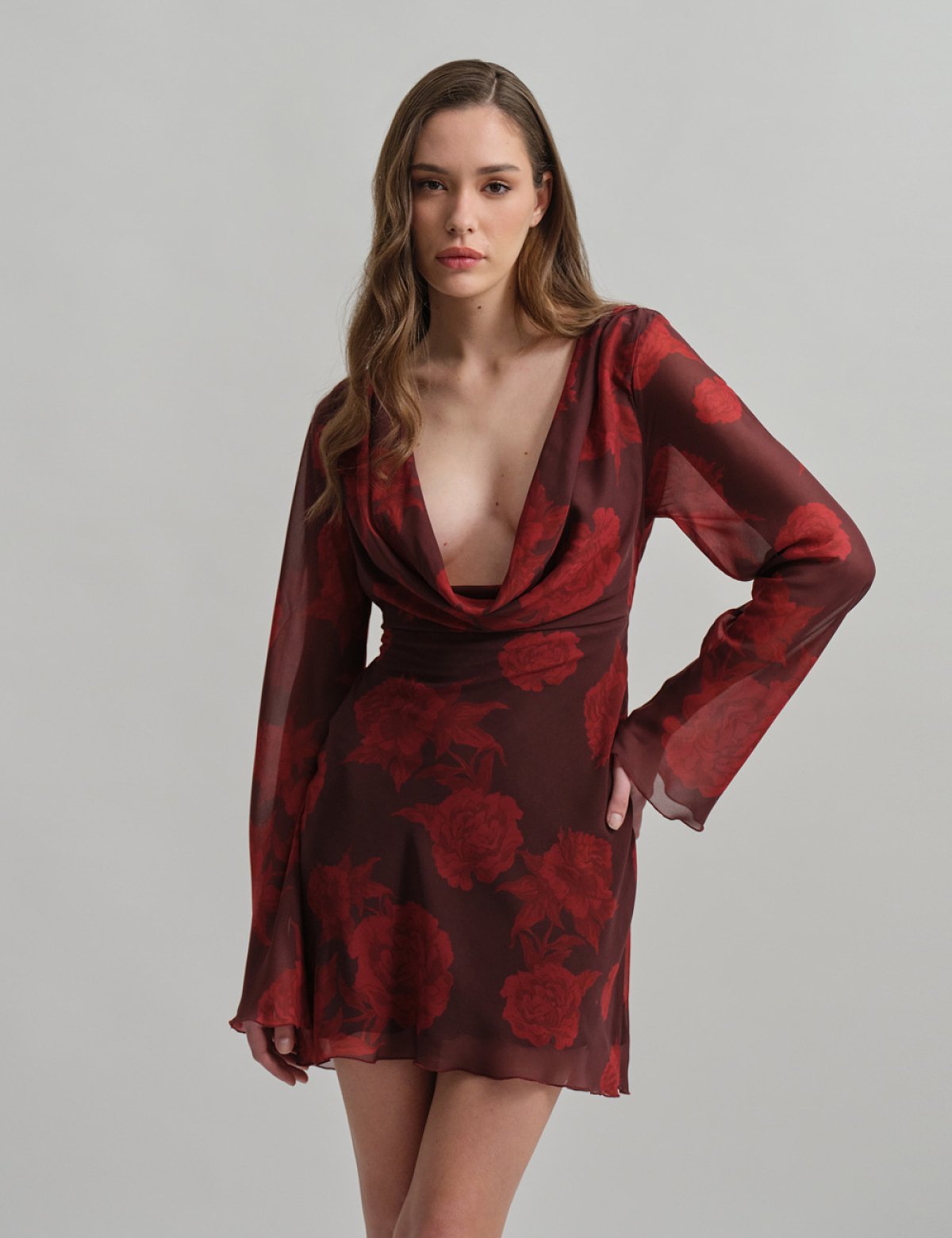 Γυναικείο μακρυμάνικο ντραπέ μίνι φόρεμα εμπριμέ μπορντώ