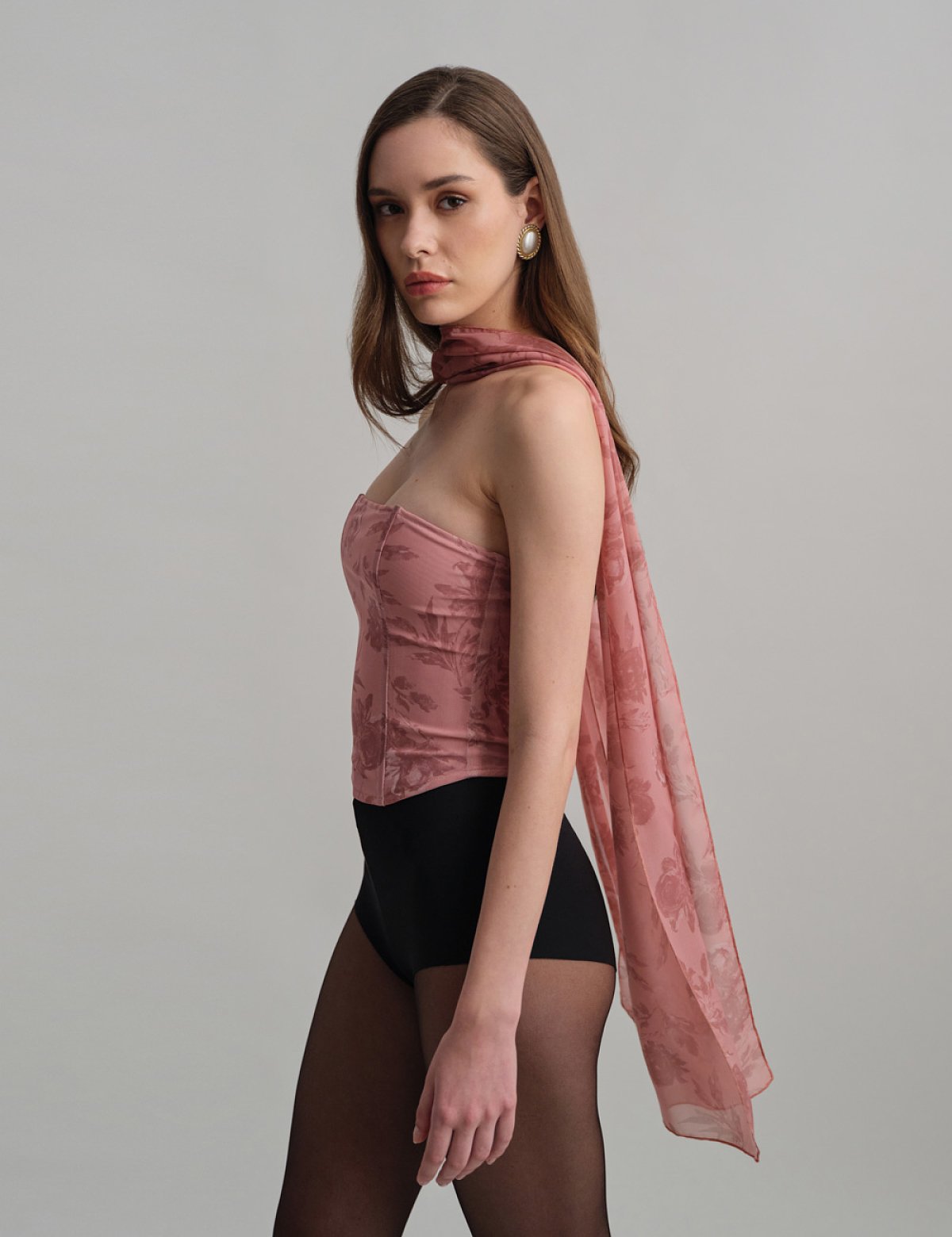 Γυναικείο ημιδιάφανο εμπριμέ μακρύ φουλάρι με all-over floral print