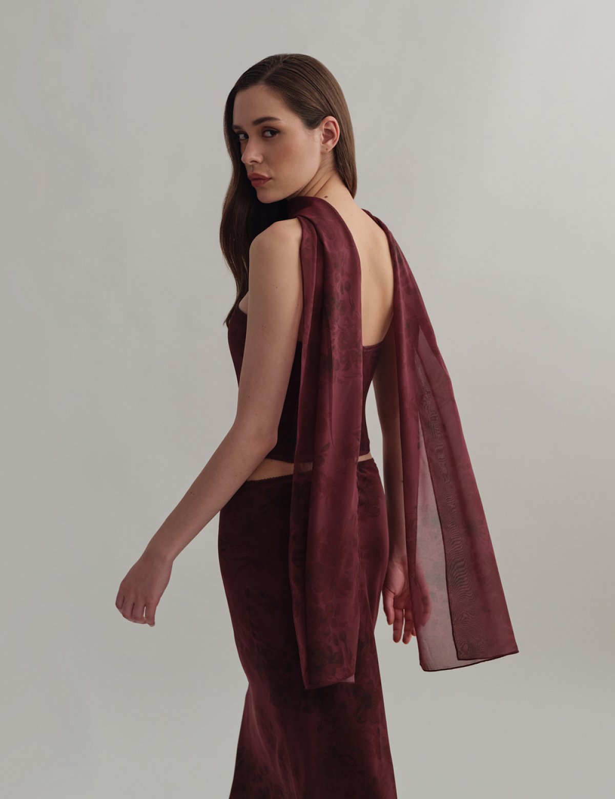 Γυναικείο ημιδιάφανο εμπριμέ μακρύ φουλάρι με all-over floral print