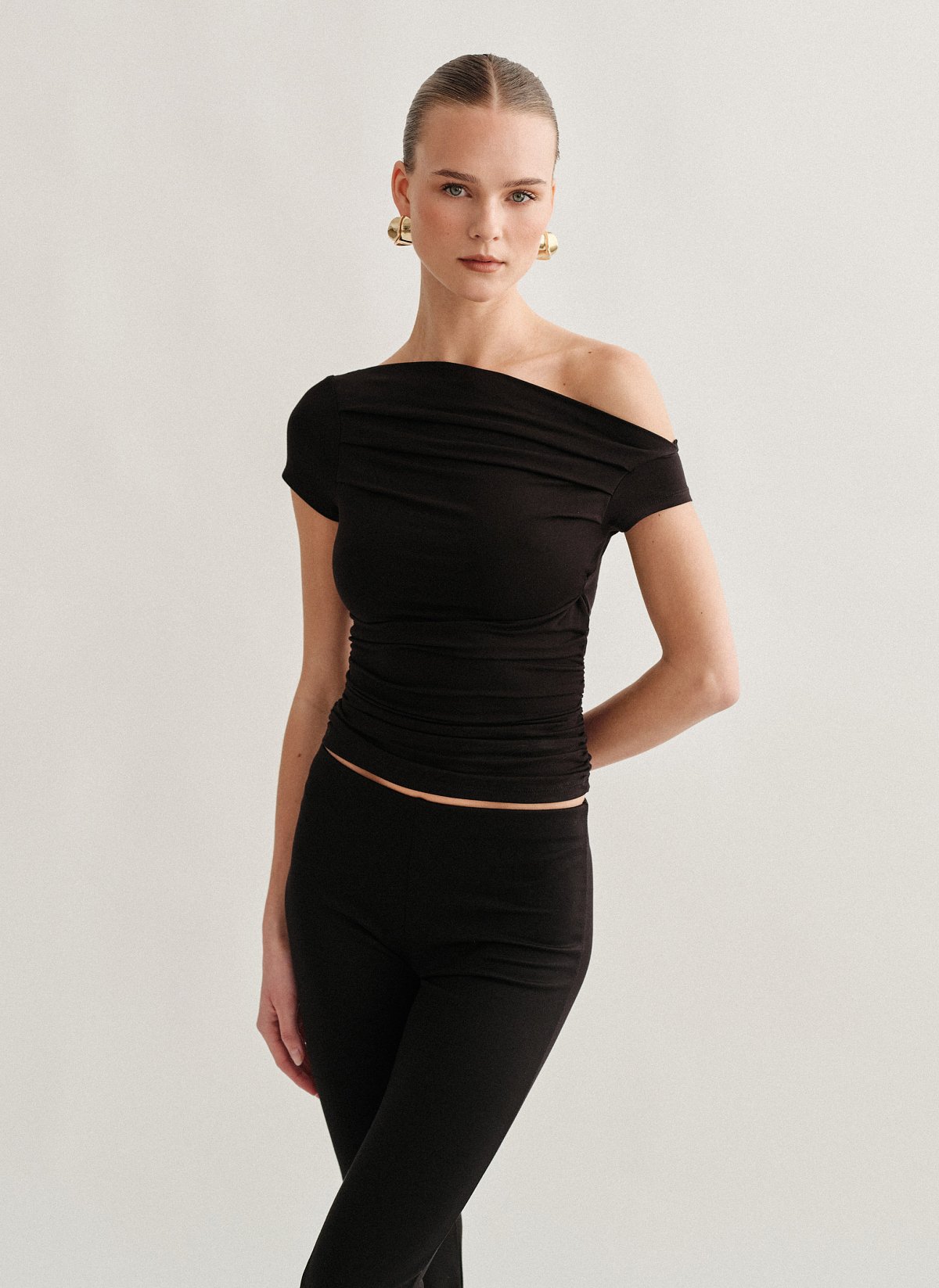 Γυναικεία κοντομάνικη μπλούζα με λοξό ώμο και σούρες bamboo