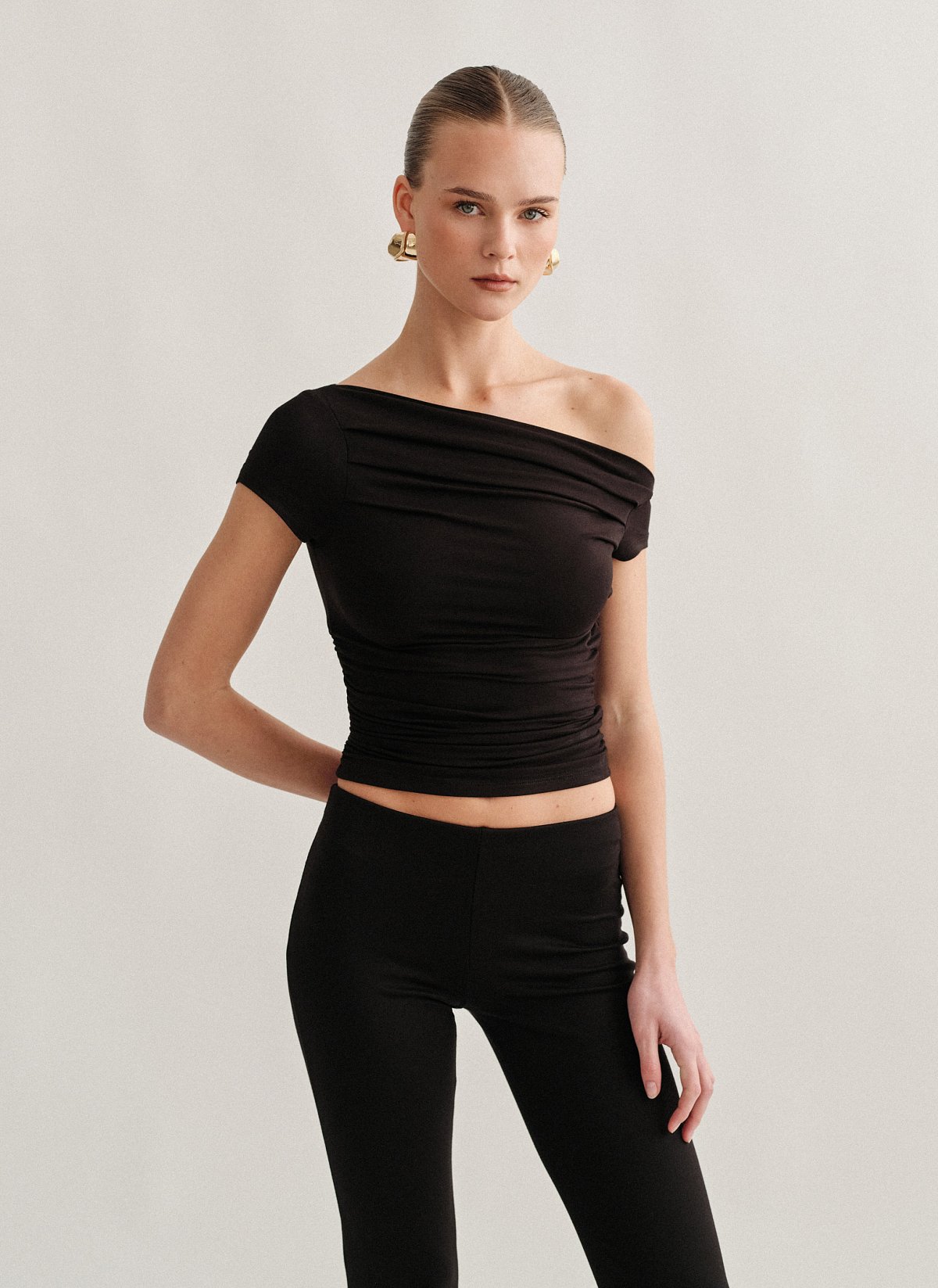 Γυναικεία κοντομάνικη μπλούζα με λοξό ώμο και σούρες bamboo