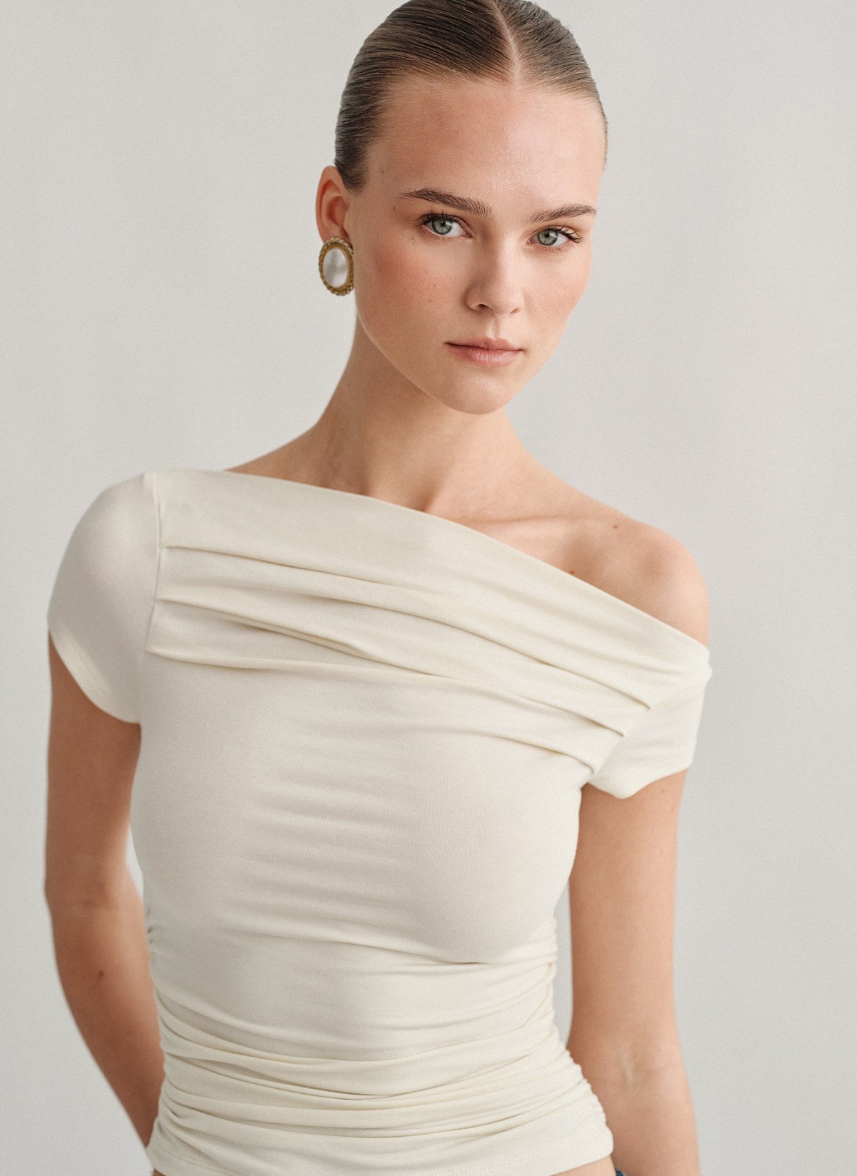 Γυναικεία κοντομάνικη μπλούζα με λοξό ώμο και σούρες bamboo