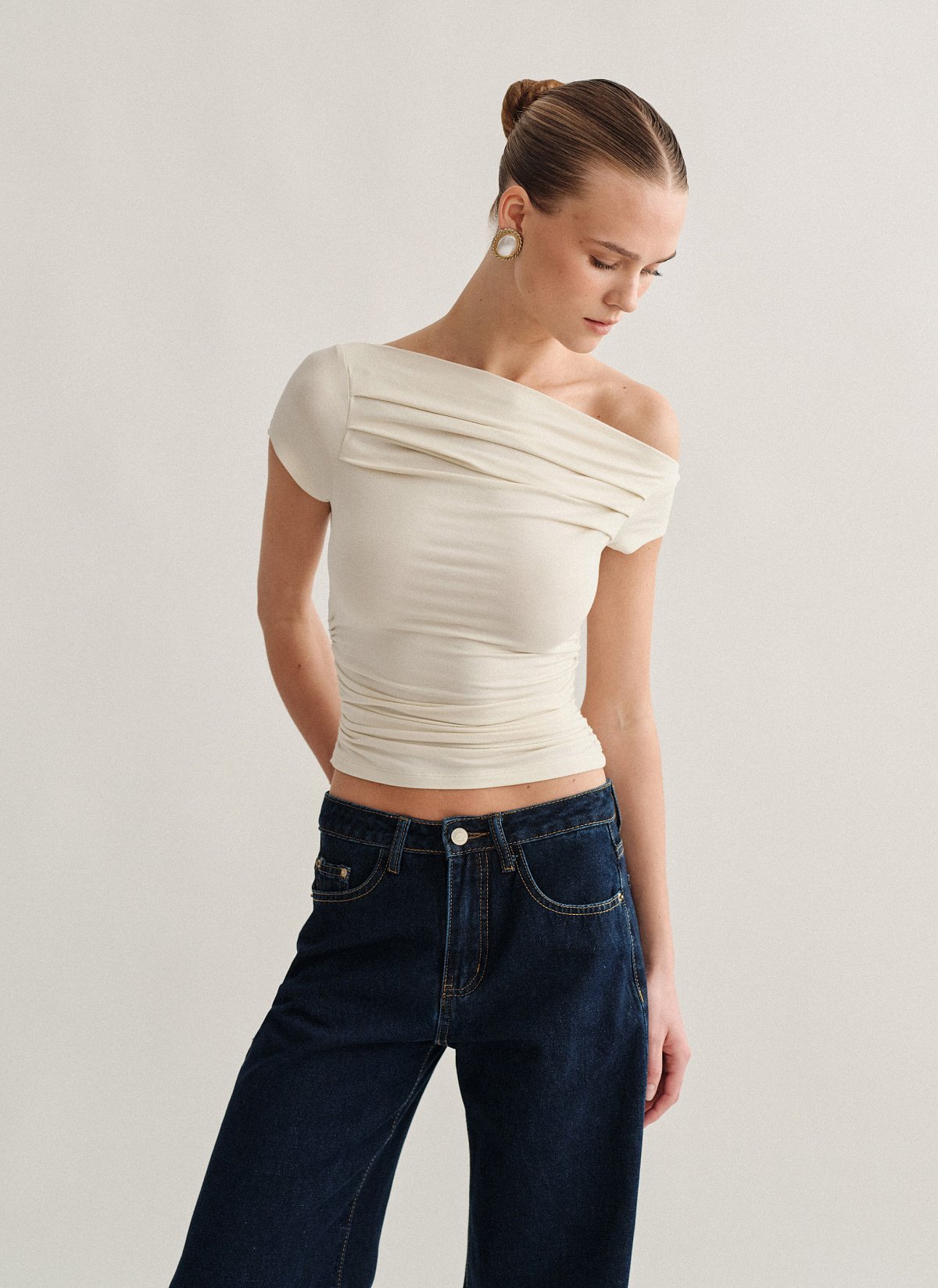 Γυναικεία κοντομάνικη μπλούζα με λοξό ώμο και σούρες bamboo