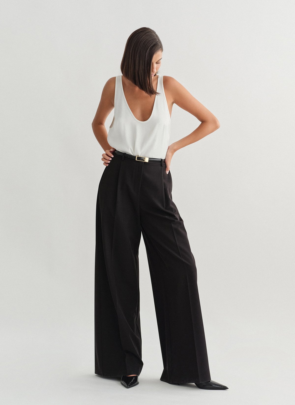 Γυναικείο υφασμάτινο παντελόνι με πιέτες