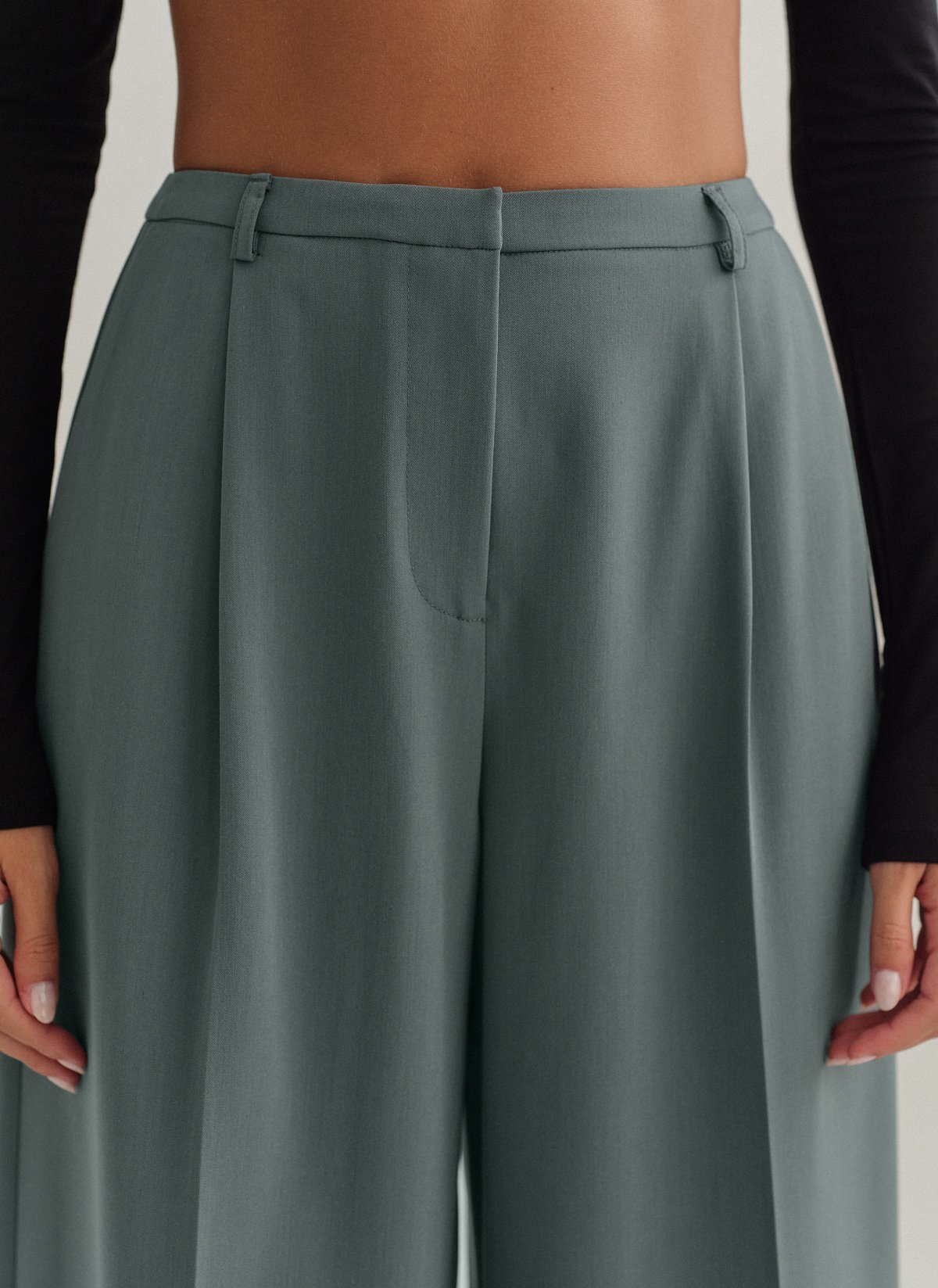 Γυναικείο υφασμάτινο παντελόνι με πιέτες