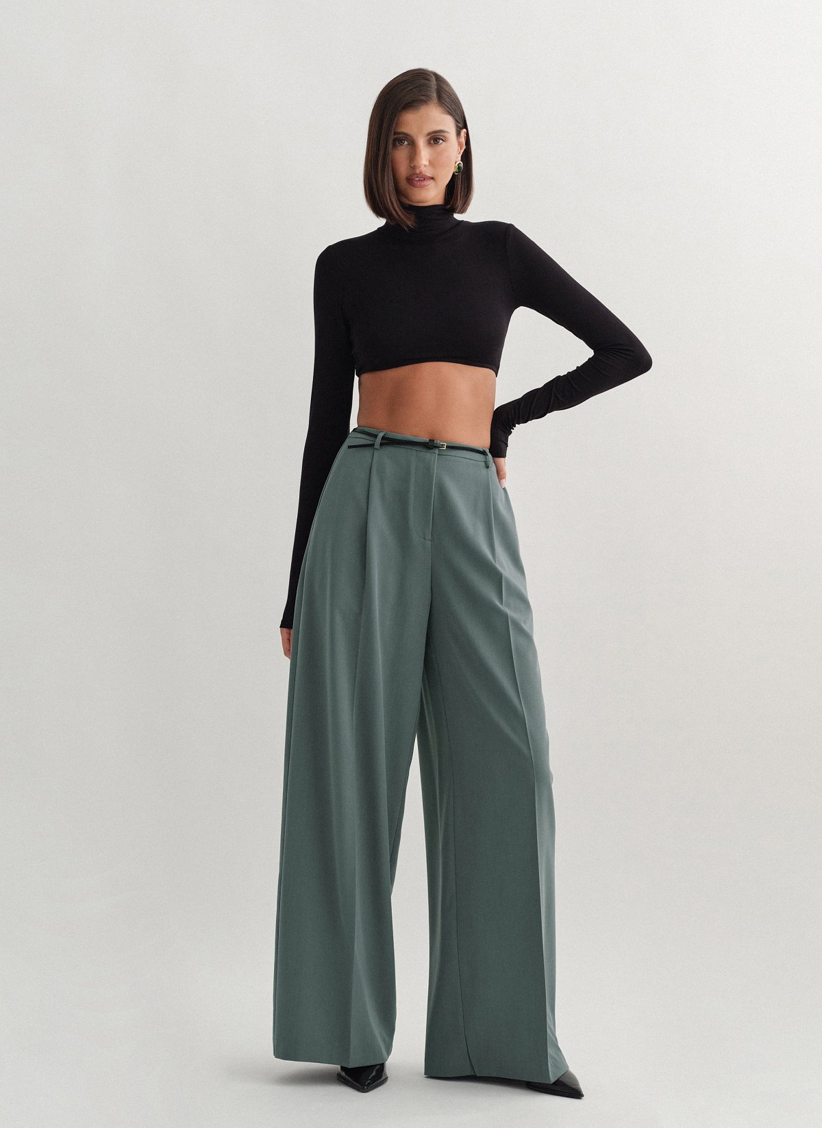 Γυναικείο υφασμάτινο παντελόνι με πιέτες