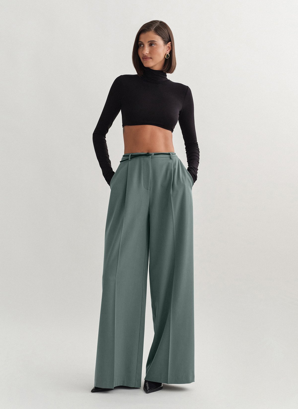 Γυναικείο υφασμάτινο παντελόνι με πιέτες