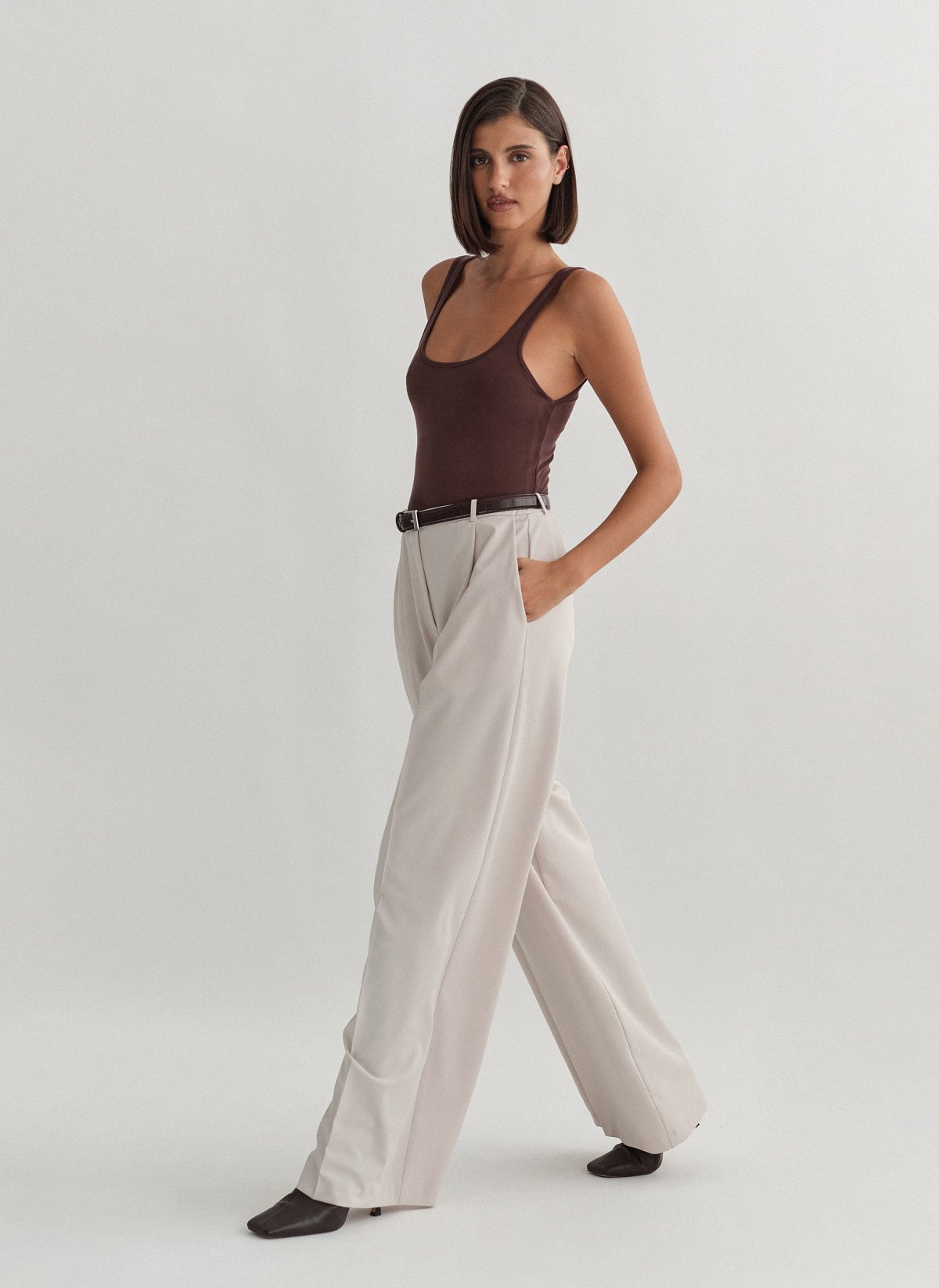 Γυναικείο υφασμάτινο παντελόνι με πιέτες