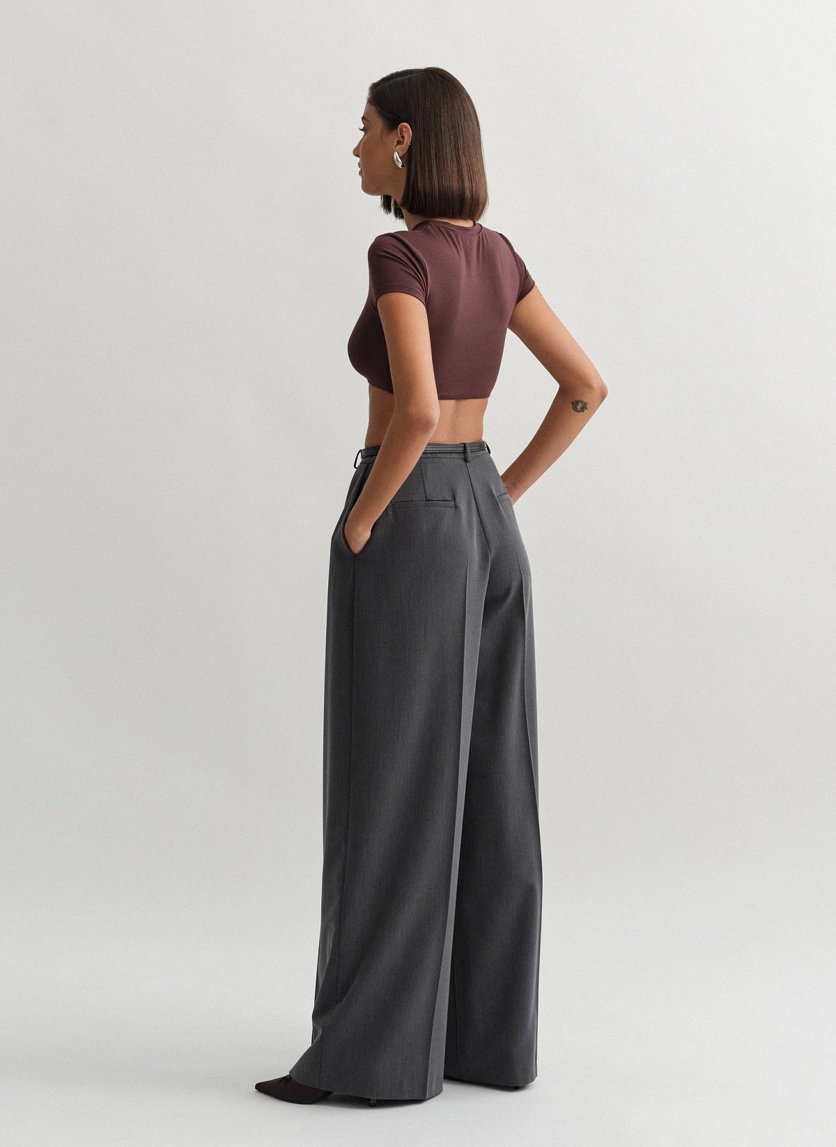 Γυναικείο υφασμάτινο παντελόνι με πιέτες