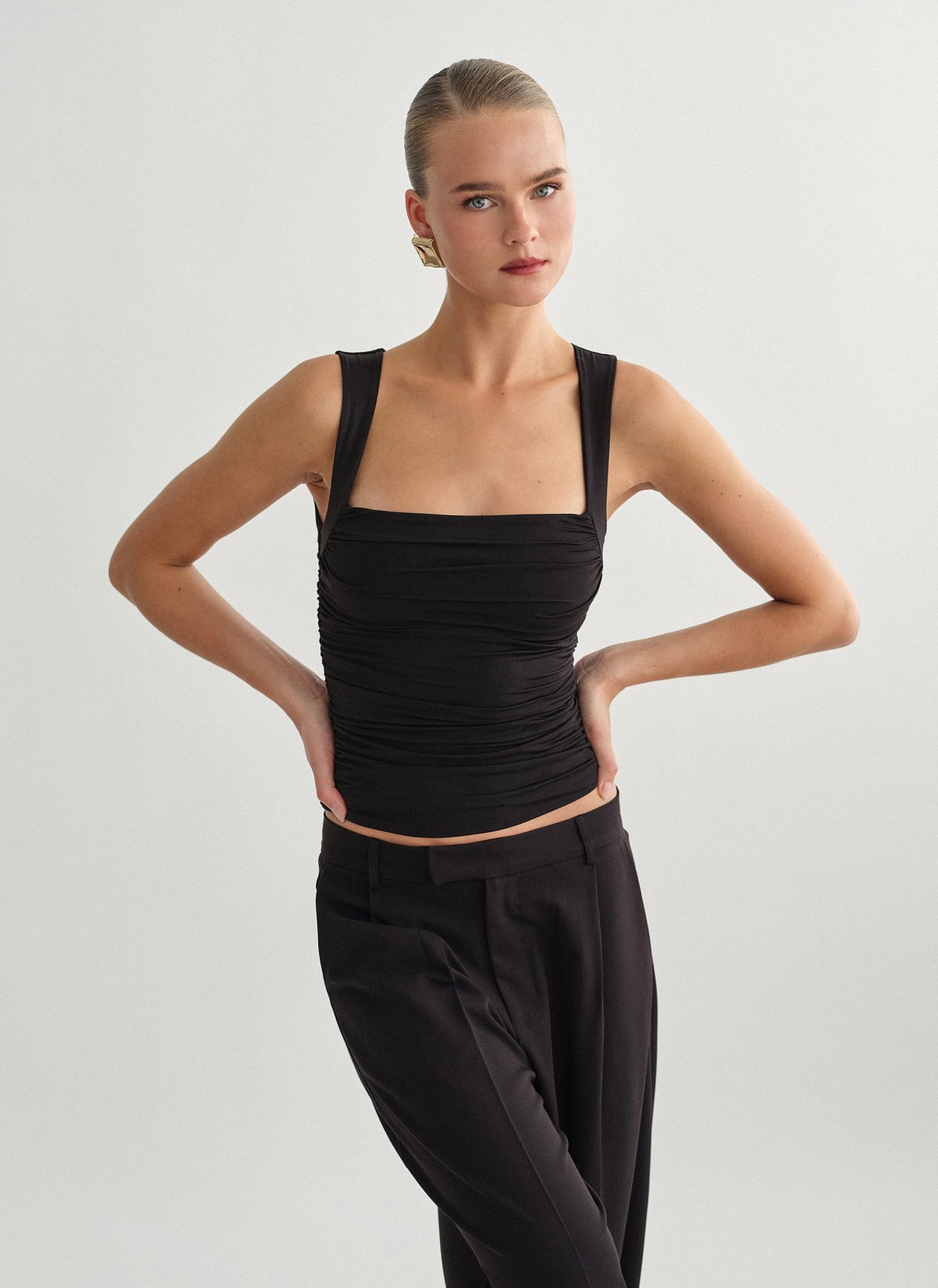 Γυναικείο αμάνικο τοπ με σούρες