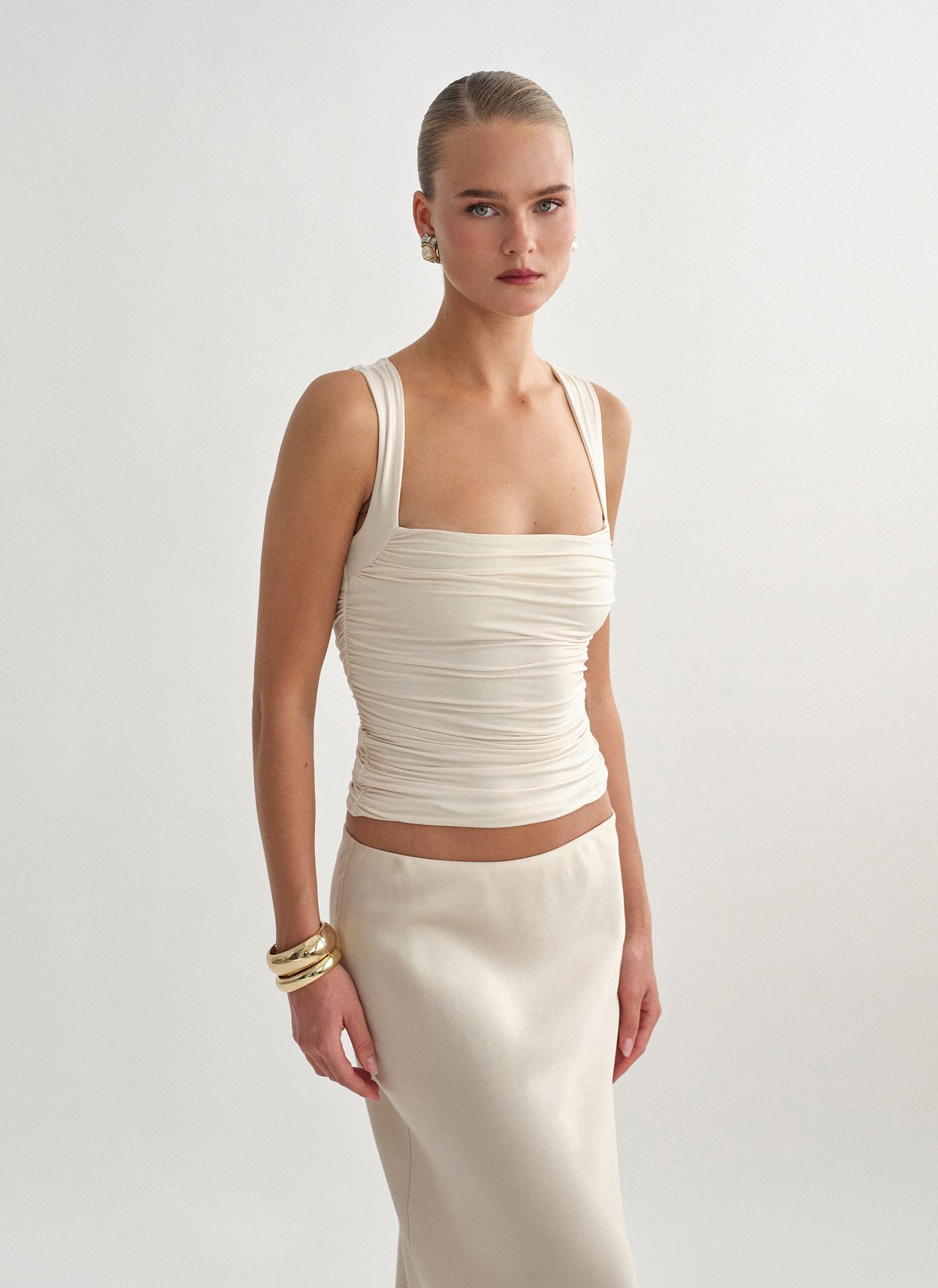 Γυναικείο αμάνικο τοπ με σούρες