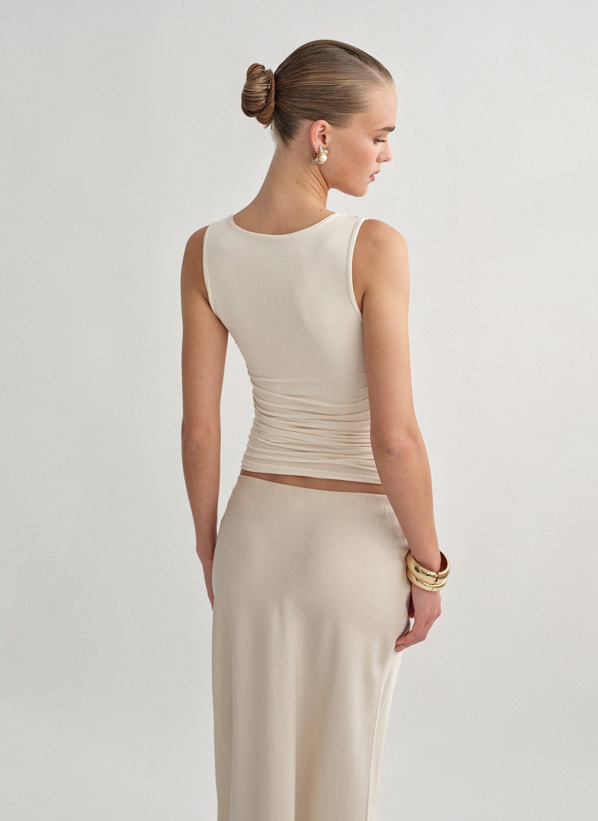 Γυναικείο αμάνικο τοπ με σούρες