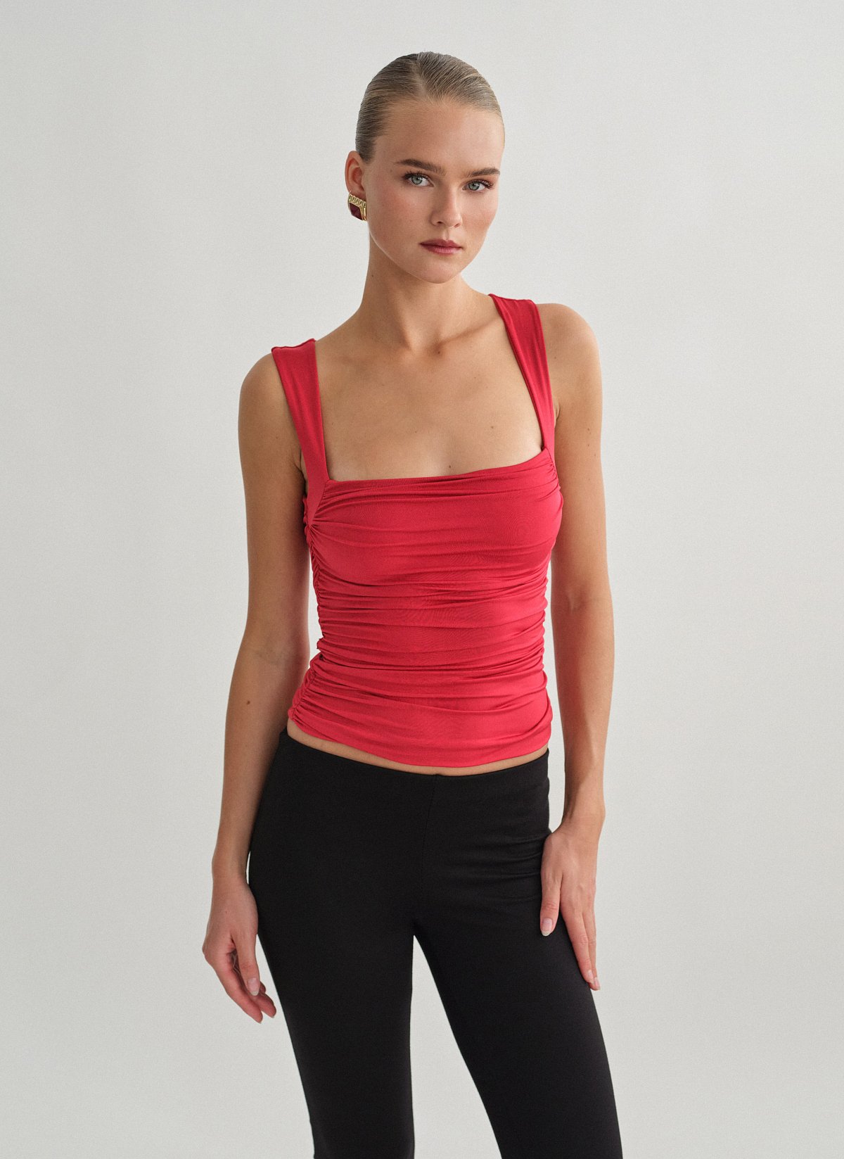 Γυναικείο αμάνικο τοπ με σούρες