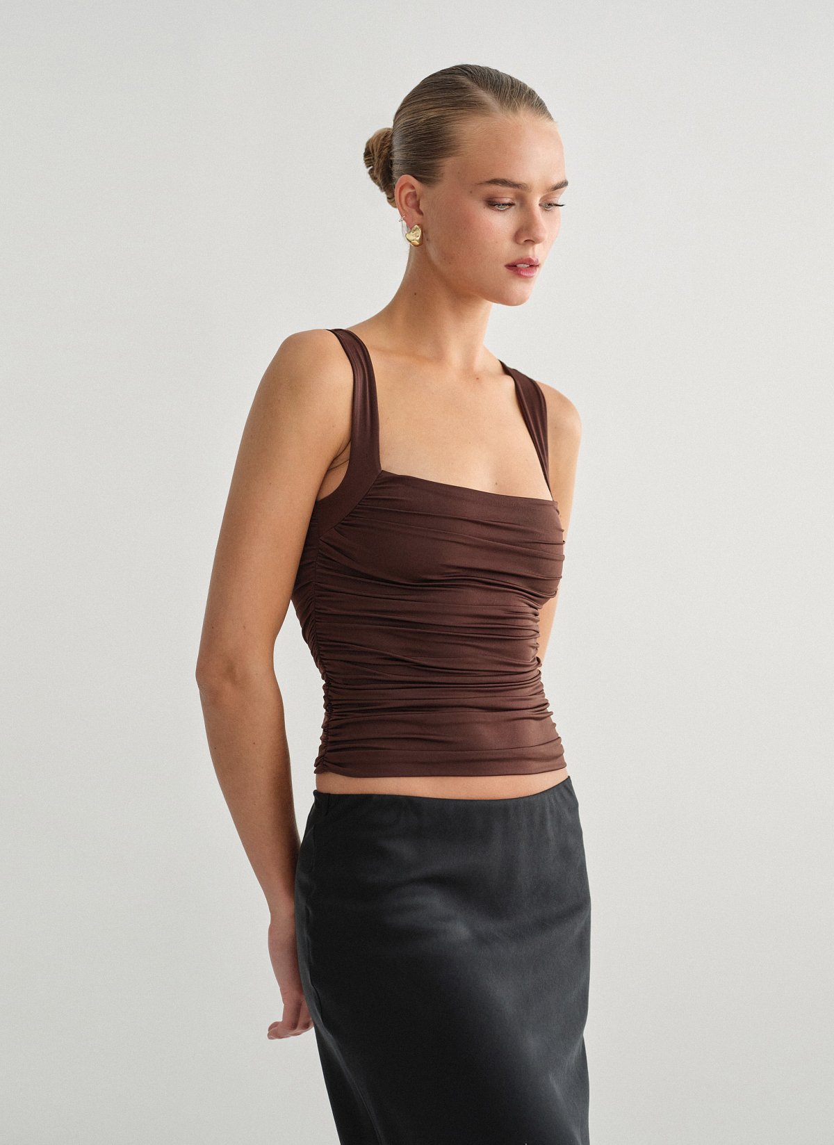 Γυναικείο αμάνικο τοπ με σούρες