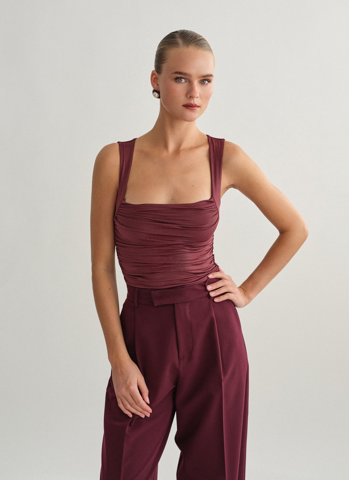 Γυναικείο αμάνικο τοπ με σούρες