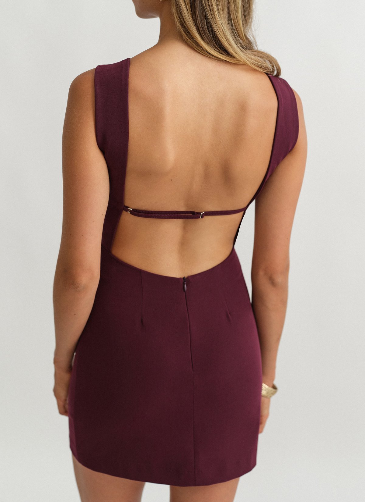 Γυναικείο υφασμάτινο αμάνικο μίνι φόρεμα με ανοιχτή πλάτη