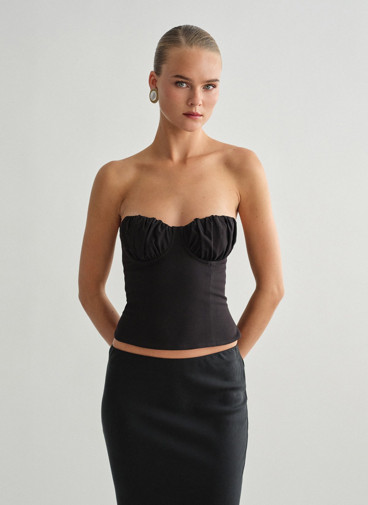 Υφασμάτινο κορσέ τοπ με λεπτομέρεια σούρες