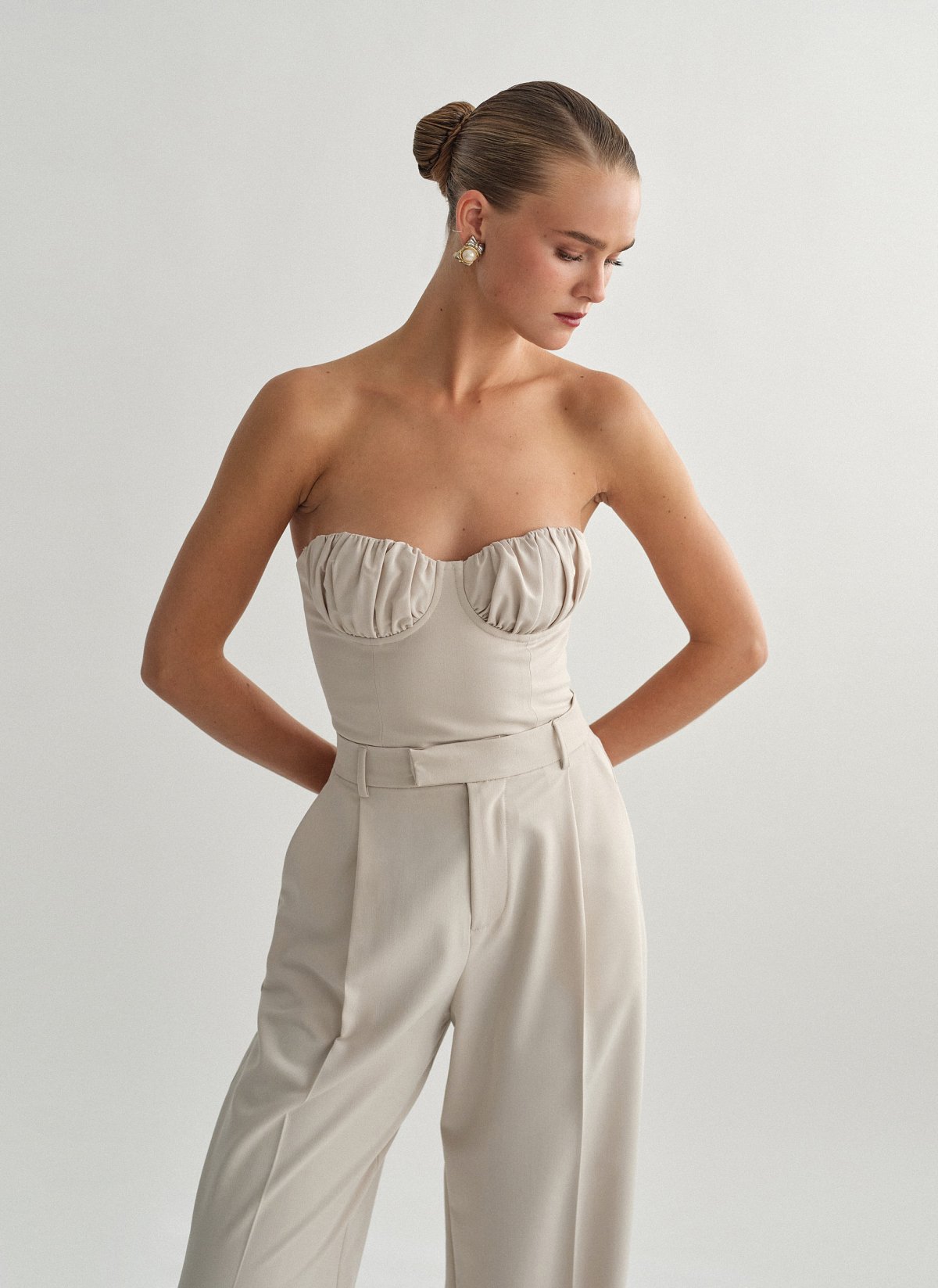 Υφασμάτινο κορσέ τοπ με λεπτομέρεια σούρες