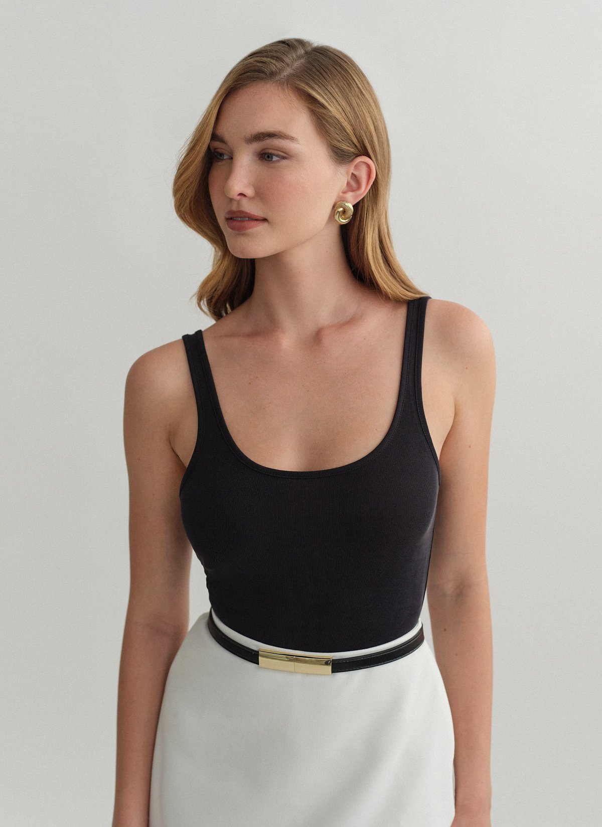 Γυναικεία αμάνικη ριπ μπλούζα με στρογγυλή λαιμόκοψη