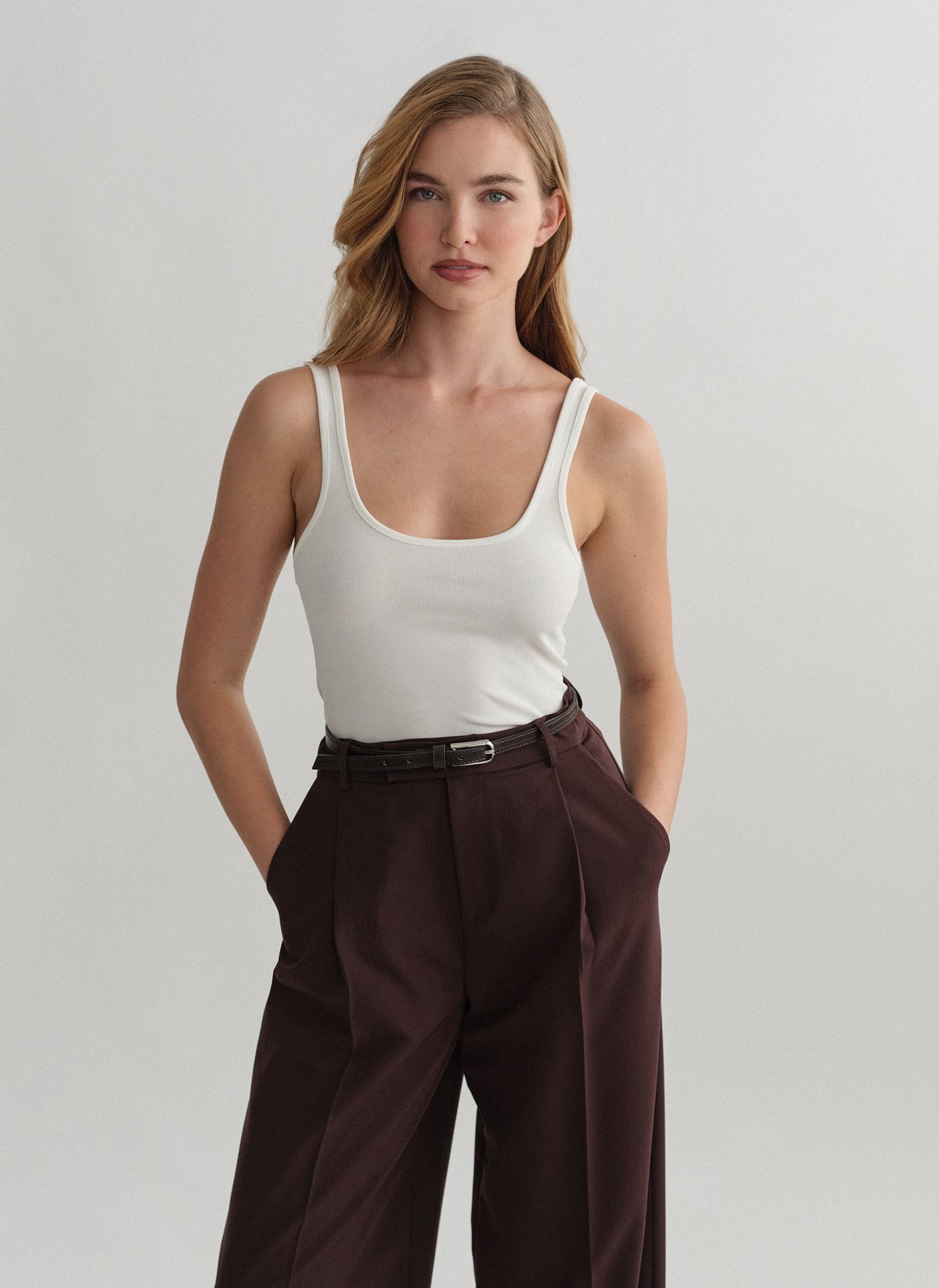 Γυναικεία αμάνικη ριπ μπλούζα με στρογγυλή λαιμόκοψη