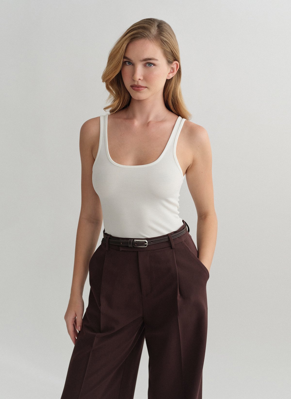 Γυναικεία αμάνικη ριπ μπλούζα με στρογγυλή λαιμόκοψη