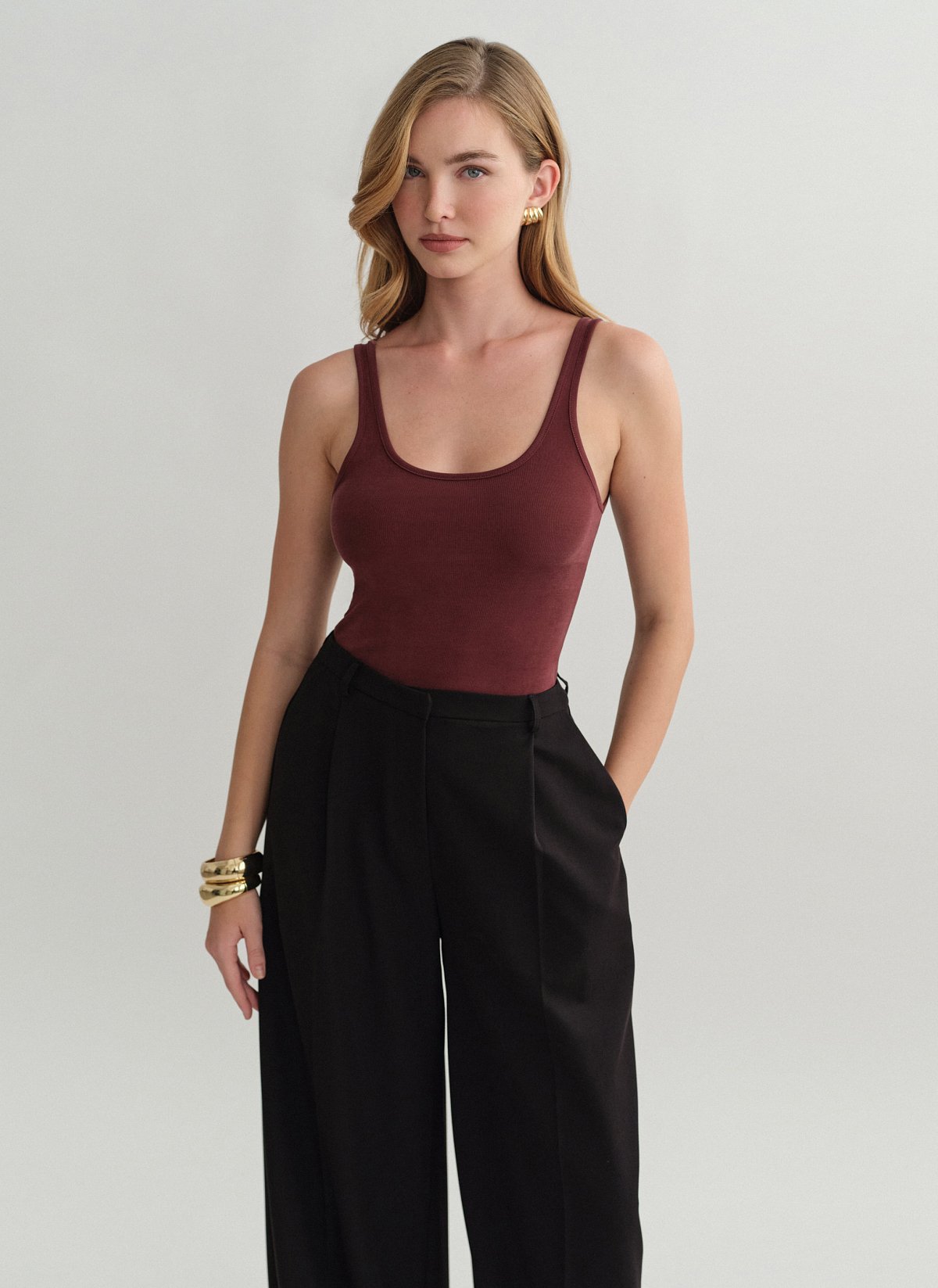 Γυναικεία αμάνικη ριπ μπλούζα με στρογγυλή λαιμόκοψη