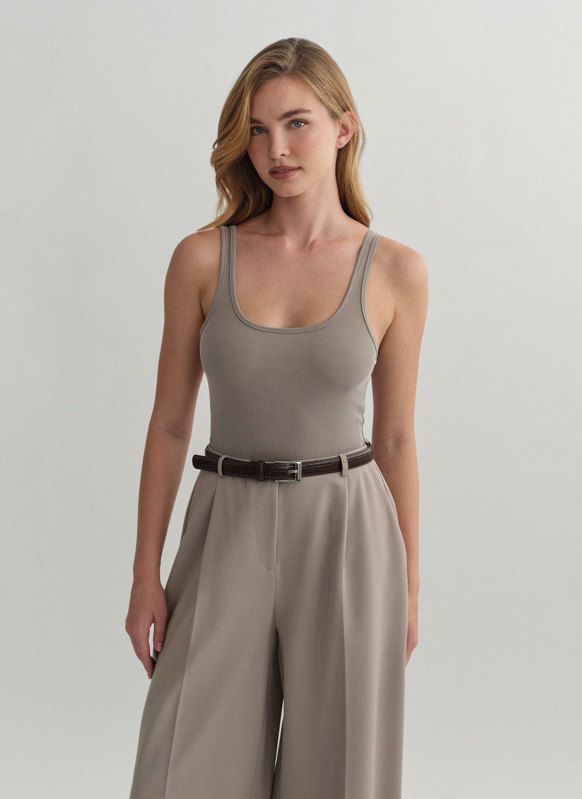 Γυναικεία αμάνικη ριπ μπλούζα με στρογγυλή λαιμόκοψη